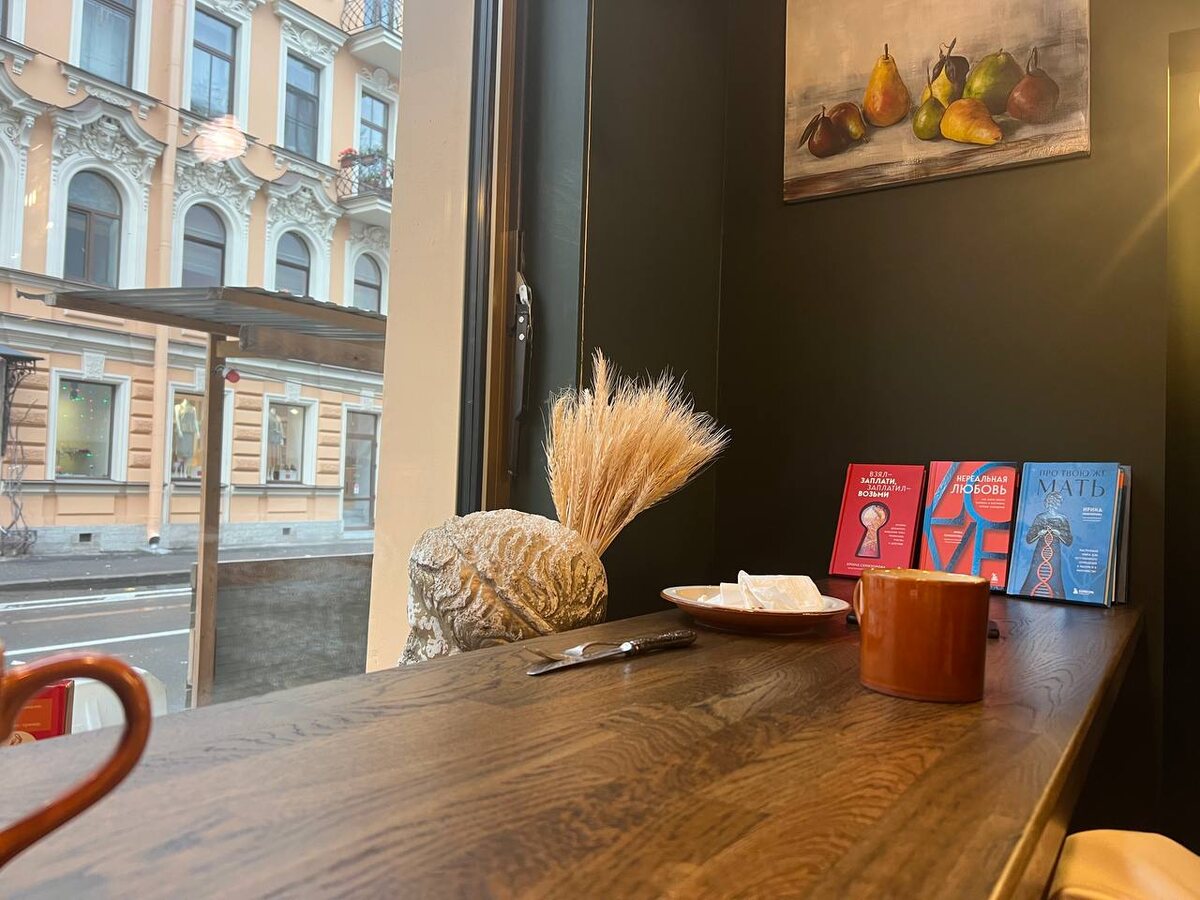 Классная деревянная стойка у окна