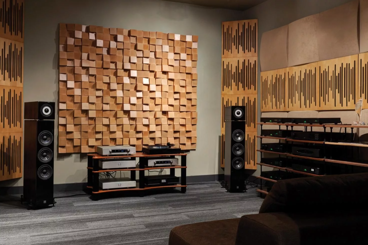 Профессиональная акустическая обработка комнаты для прослушивания музыки с поглотителями на стенах и басовыми ловушками в углах. Источник: Яндекс Картинки.