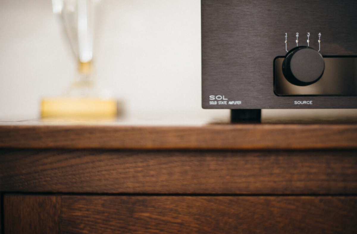 Современный транзисторный усилитель в составе hi-end аудиосистемы на фоне элегантного интерьера. Источник: Яндекс Картинки.