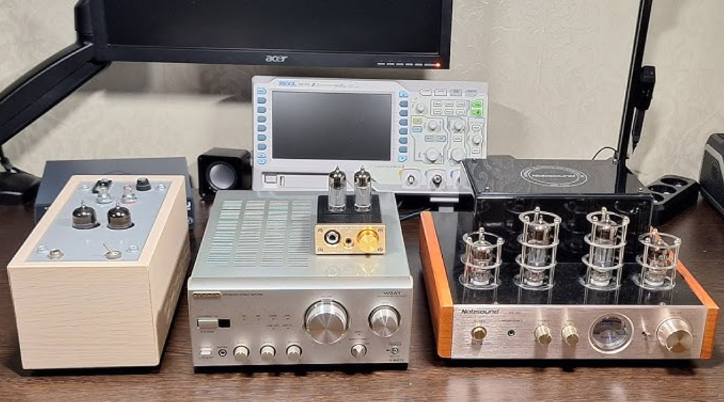 Сравнение лампового и транзисторного усилителей на рабочем столе аудиофила. Источник: Яндекс Картинки.