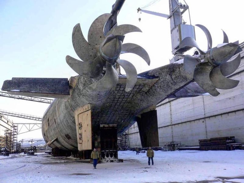Современные гребные винты имеют сложнейшую геометрию. Особенно это касается подводных лодок, где от них требуется не только эффективность, ни и бесшумность. На фото в сухом доке - российская субмарина проекта 555 "Борей". Фото: uk.pinterest.com