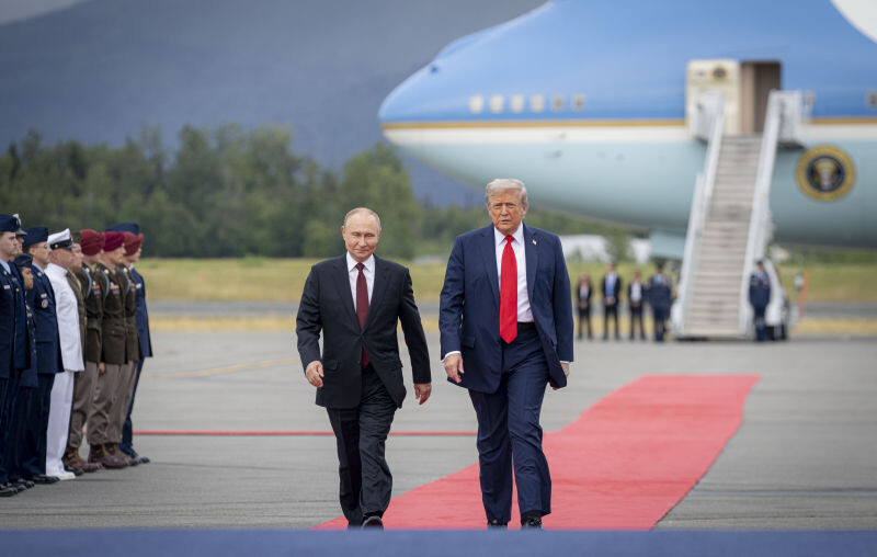    На Аляске Трамп встречал Владимира Путина лично у самого трапа. Источник:Benjamin Applebaum/Dod/Global Look Press