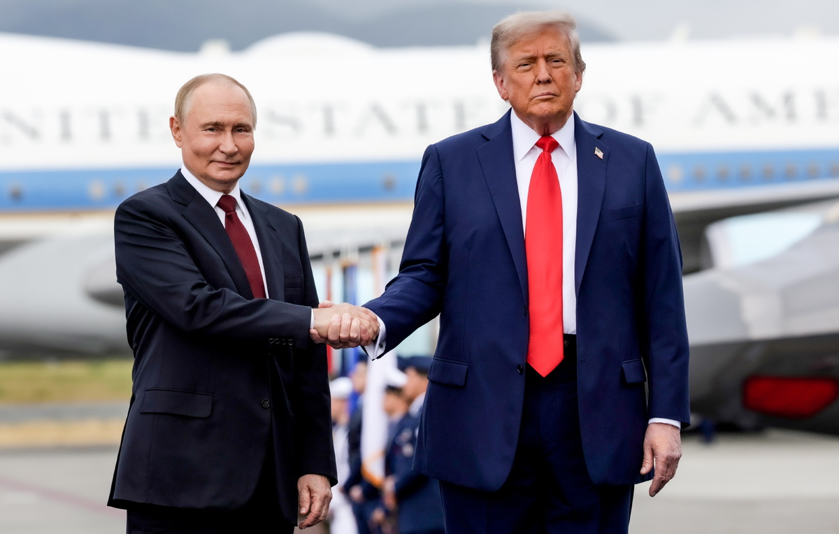    Президент России Владимир Путин и президент США Дональд Трамп  Гавриил Григоров/Пресс-служба президента РФ/ТАСС