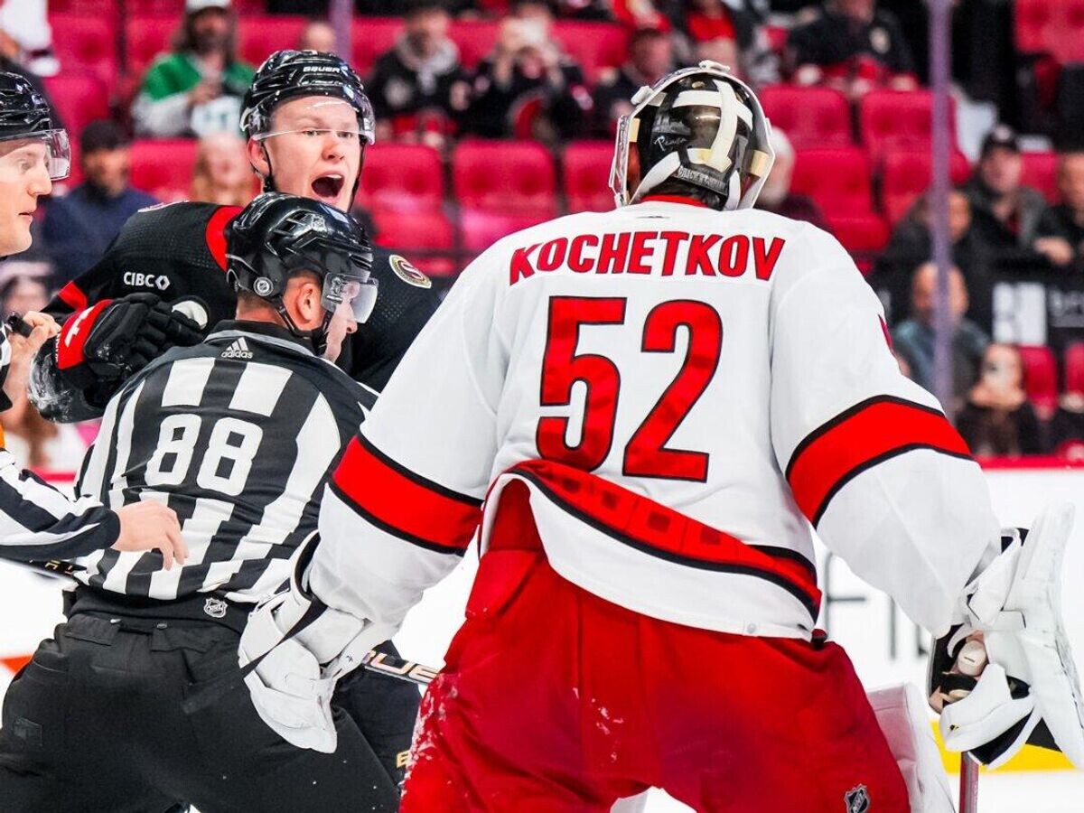    Хоккеист "Оттавы Сенаторз" Брэди Ткачук (слева) и голкипер "Каролины Харрикейнз" Петр Кочетков© Фото : twitter.com/canes