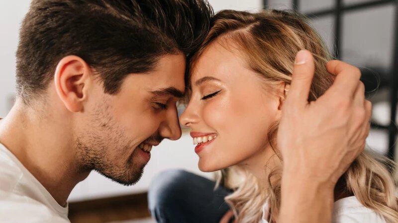     Влюблённая пара. freepik.com/lookstudio