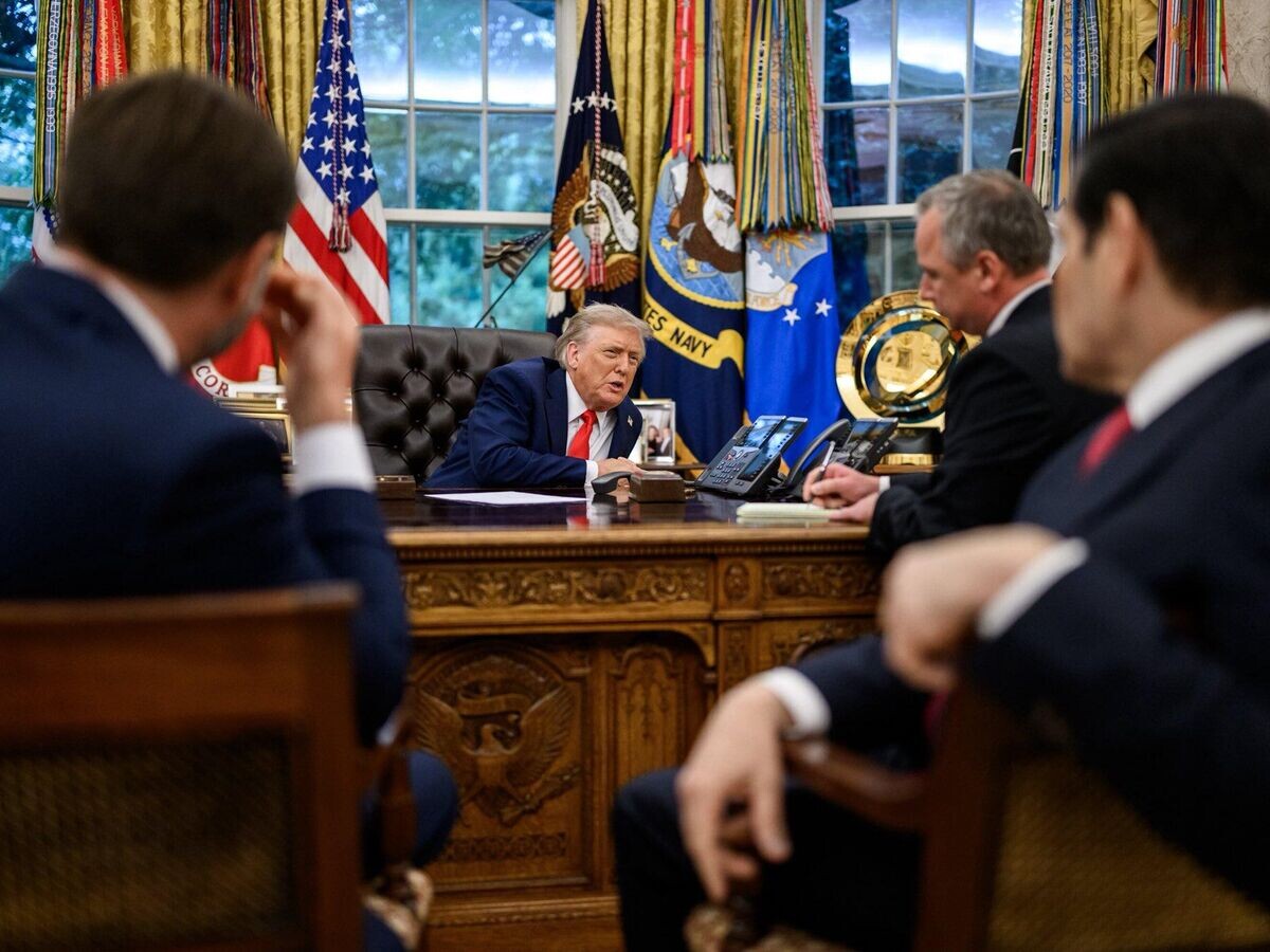    Президент США Дональд Трамп во время телефонного разговора с президентом России Владимиром Путиным в Овальном кабинете Белого дома в Вашингтоне© Фото : The White House