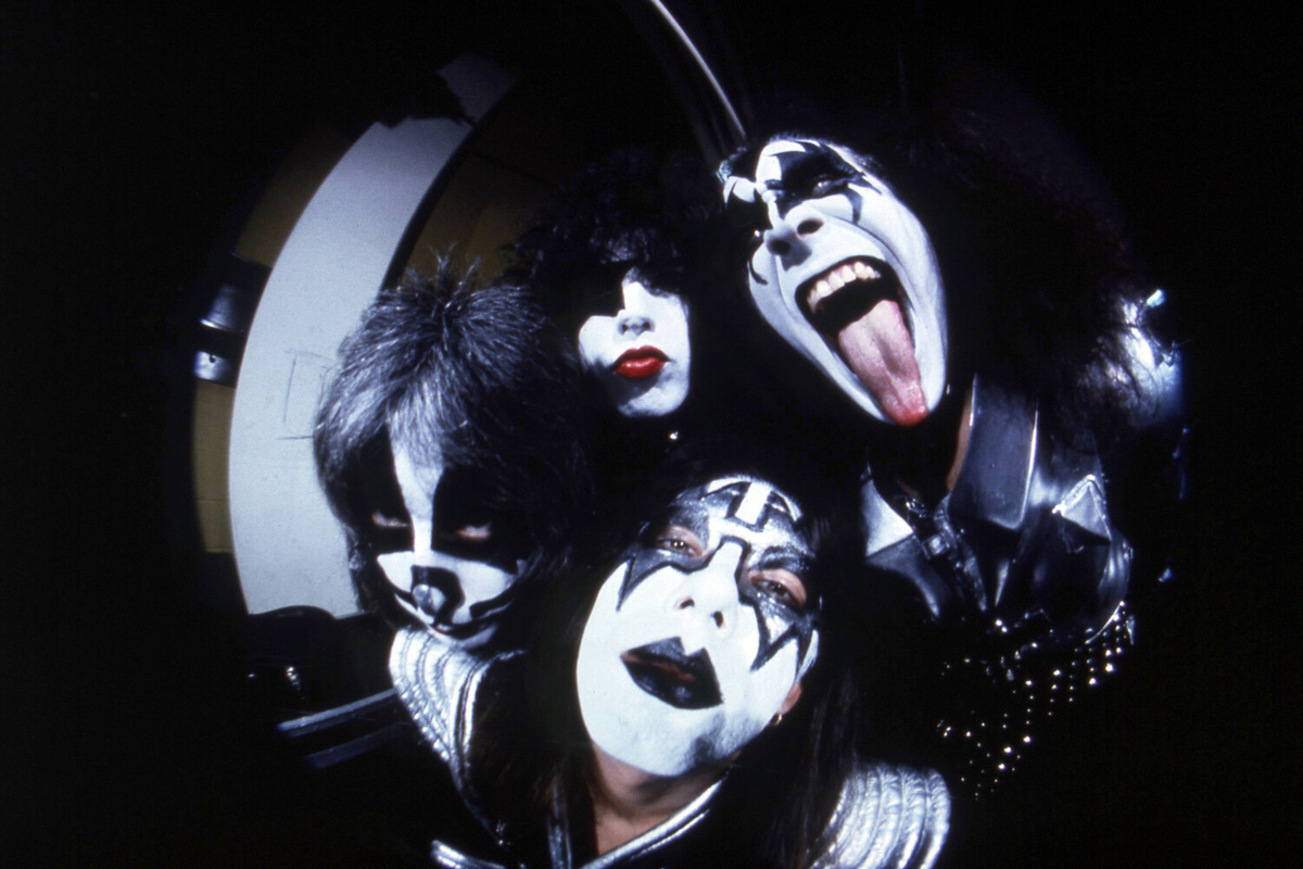 Участники рок-группы Kiss: (по часовой стрелке) Джин Симмонс, Эйс Фрейли, Питер Крисс и Пол Стэнли перед концертом в Хартфорде, штат Коннектикут, 16 февраля 1977 года ©Richard Drew/AP  📷