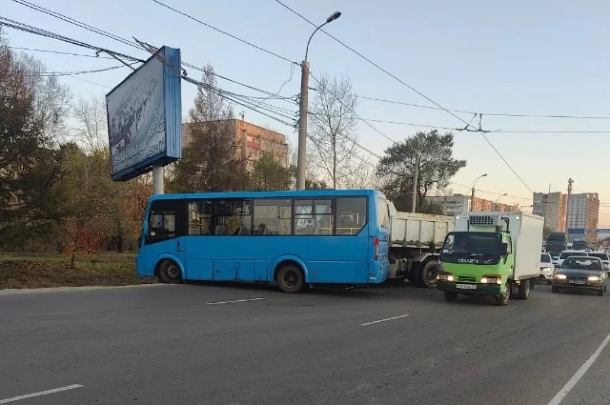    В Хабаровске автобус столкнулся с грузовиком и влетел в опору
