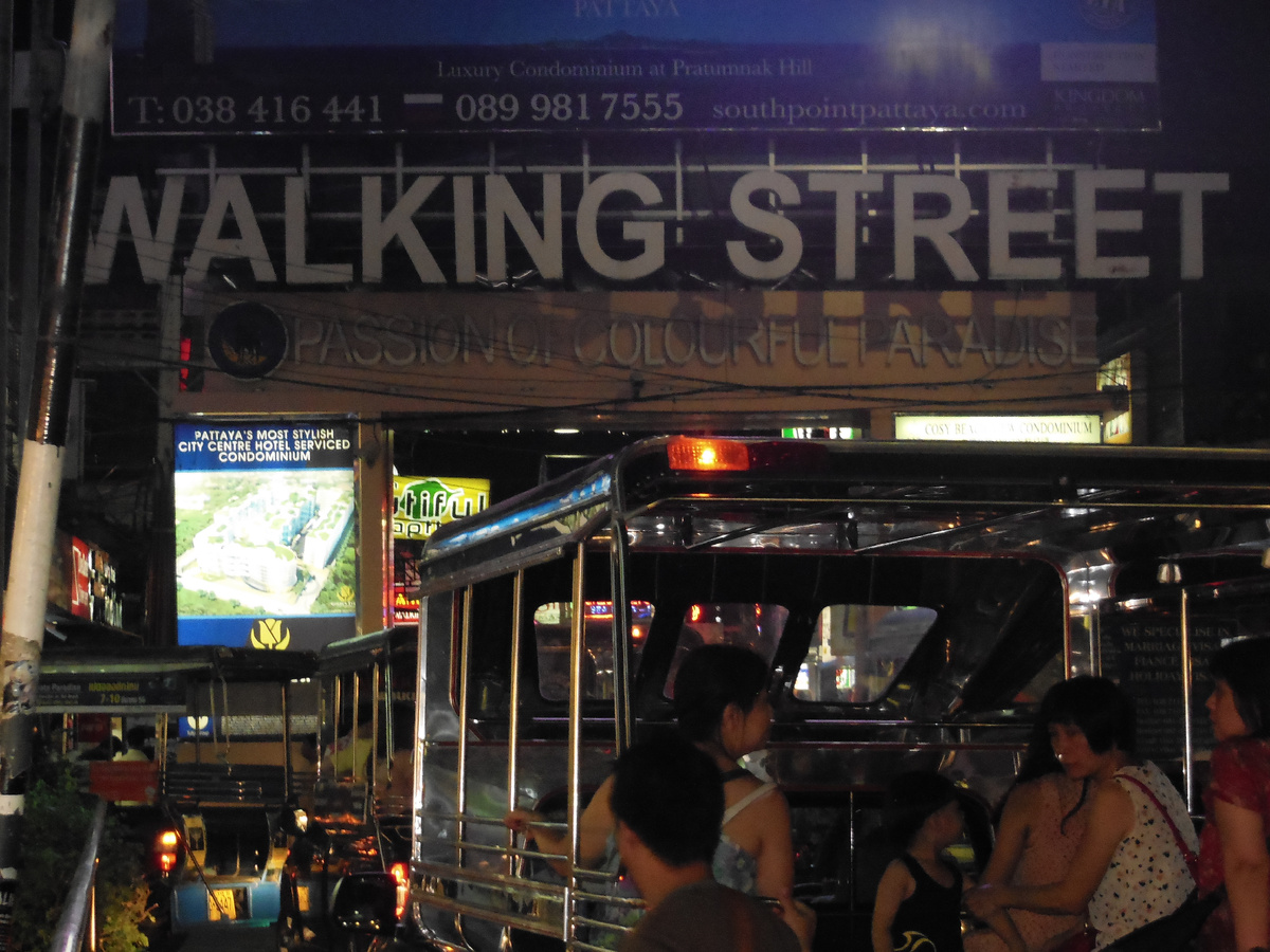 Пешеходная улица имеет четко обозначенные высокими арками границы 