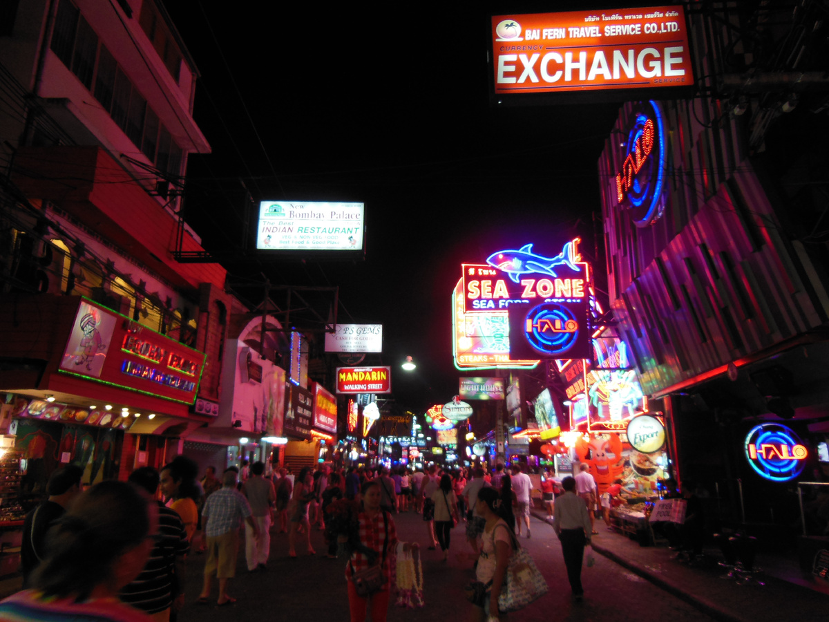 Улицу освещают исключительно светящиеся разноцветные вывески  