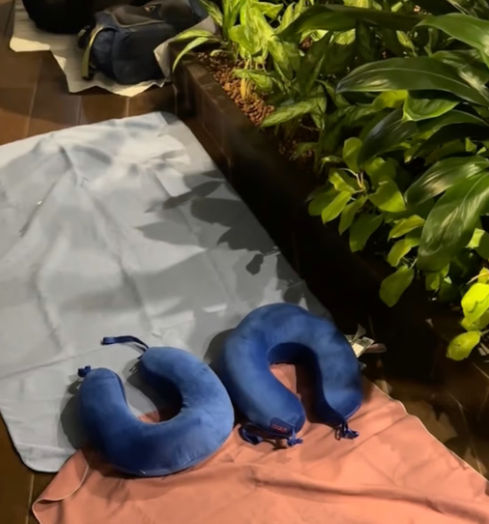 Люди спят со своими подушками для перелетов