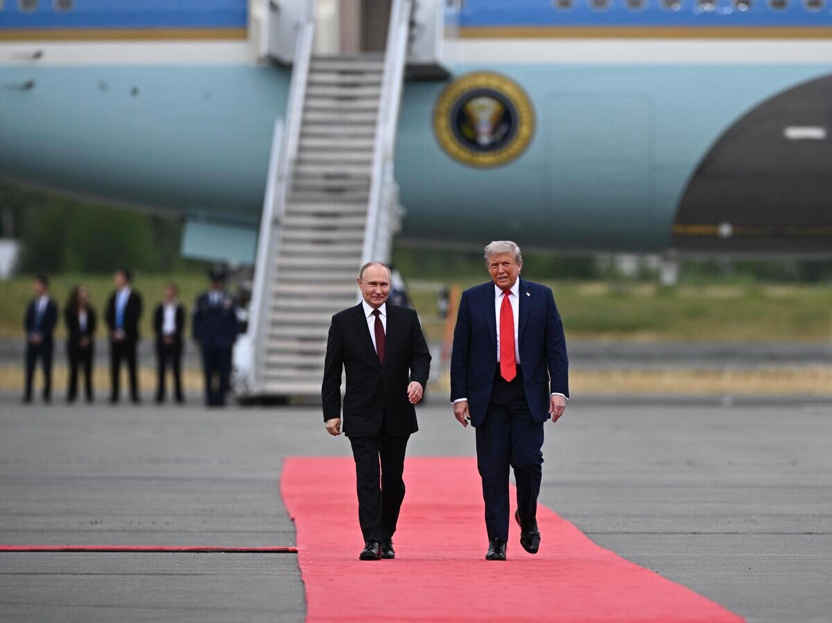    Президент РФ Владимир Путин и президент США Дональд Трамп во время встречи на военной базе Эльмендорф-Ричардсон на Аляске© РИА Новости / Сергей Бобылев