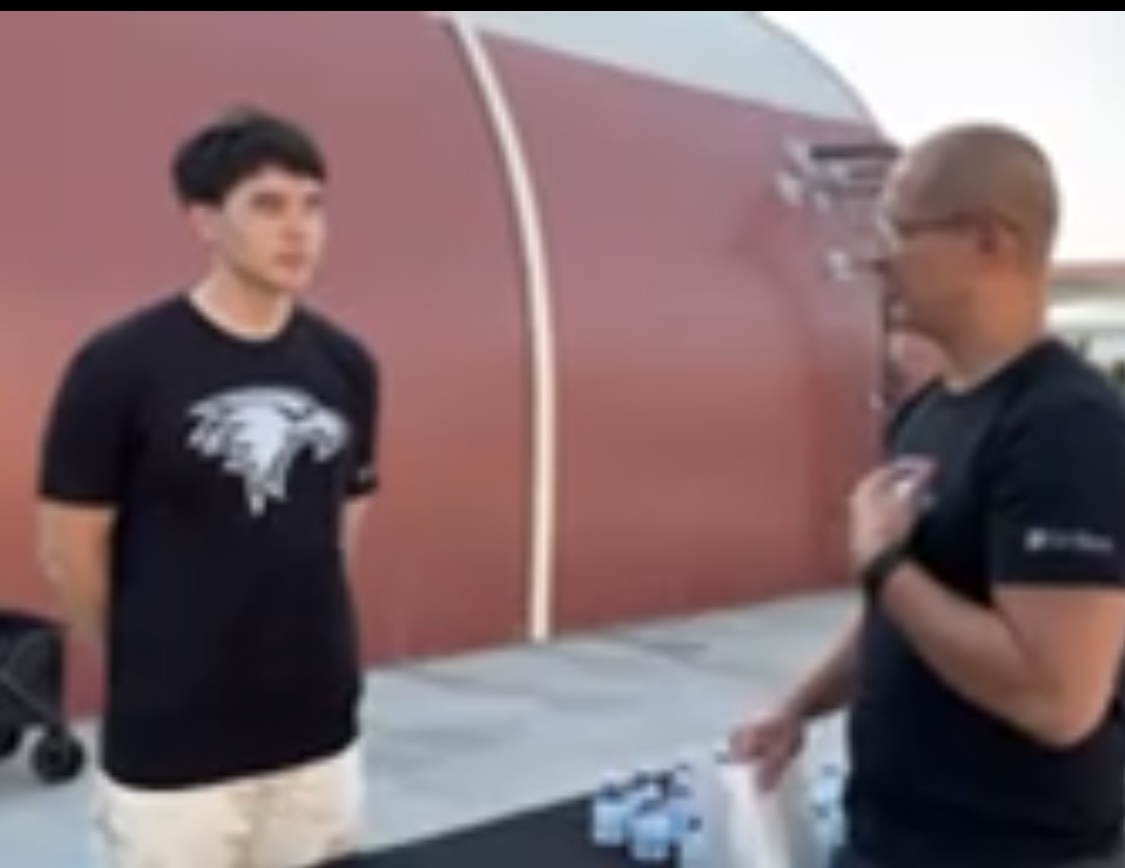 Фотография предпоследнего дня старшей школы, когда сын подписывает контракт играть в волейбольной сборной университета. Тренер настолько хотел моего сына в свою команду, что даже приехал сам в школу🥹