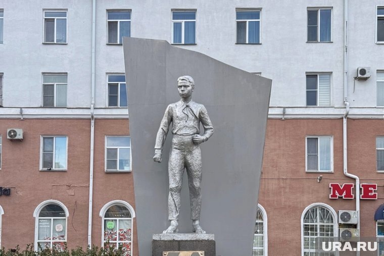    Памятник Коле Мяготину установлен в центре Кургана