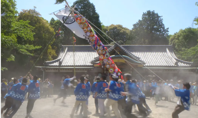 Подушек много, все надо поместить, потому шесты становятся тяжелыми