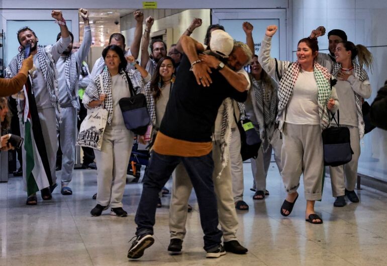 Торжественный прием активистов, участвующих во флоте непоколебимости, после их освобождения (Reuters)