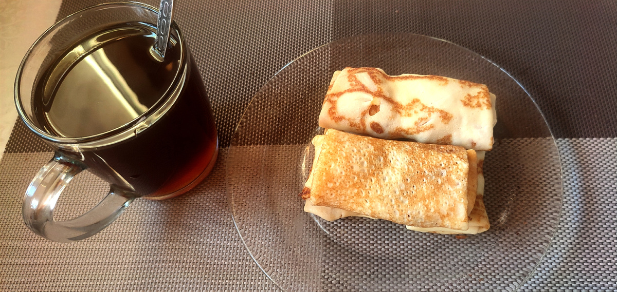 К фаршированным блинчикам был свежезаваренный кофе. 