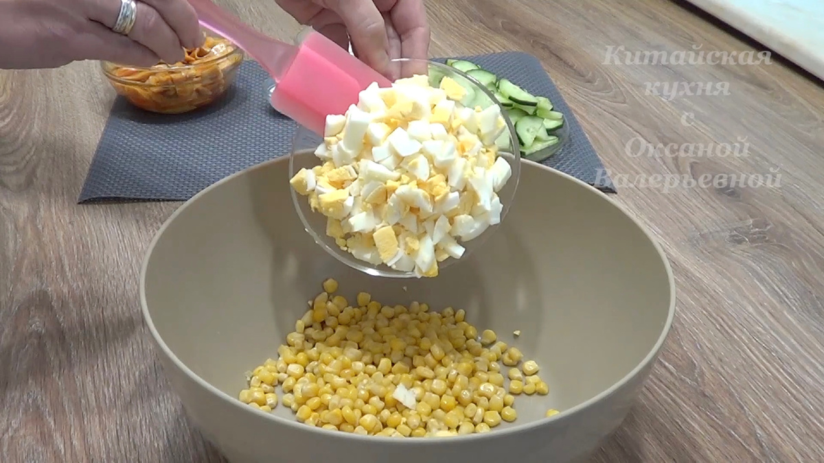 Складываем ингредиенты в глубокую посуду