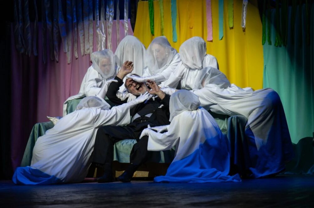    Спектакль "Восемь любящих женщин", © с сайта театра "Лаборатория"