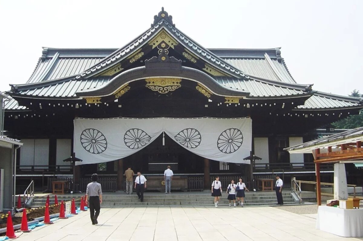    Kyodo: премьер Японии Исиба сделал подношение в храм Ясукуни