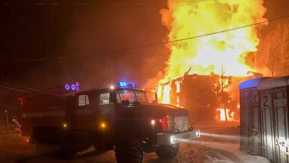     Школа сгорела дотла в Якутии 14.mchs.gov.ru/МЧС России по Республике Саха (Якутия)