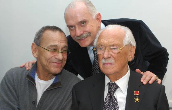 Сергей Михалков и сыновья -- рядом сидит прозападный Андрон, а сверху нависает патриот Никита Сергеевич...