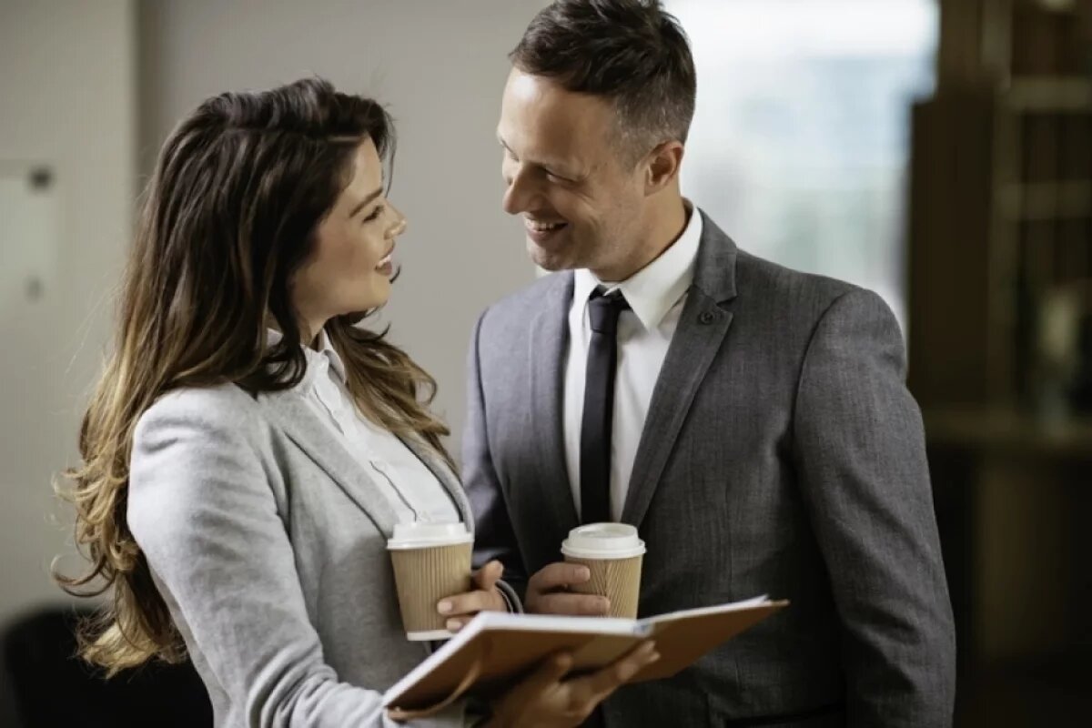    Роман между коллегами почти всегда отражается на работе: люди теряют концентрацию.