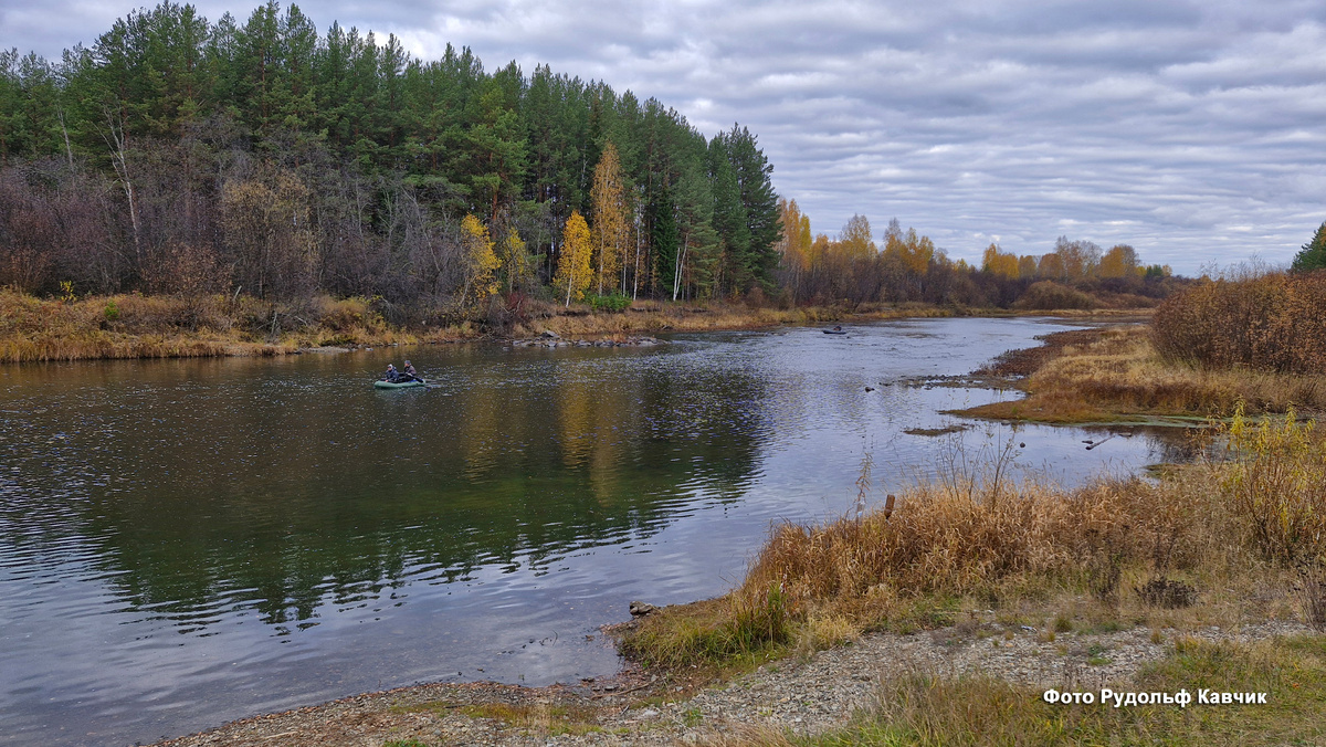 По реке сплавляются рыбаки на резиновых лодках, щуку ловят. Фото автора. 
