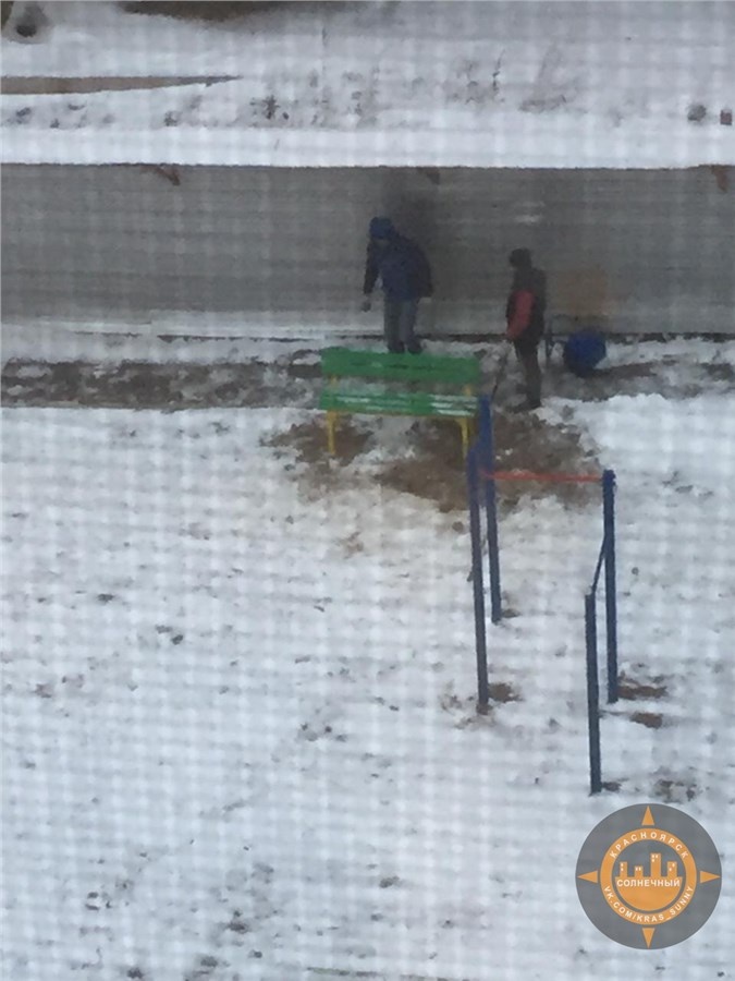 Рабочие выкапывают лавочку...
Источник: vk.com/kras_sunny
