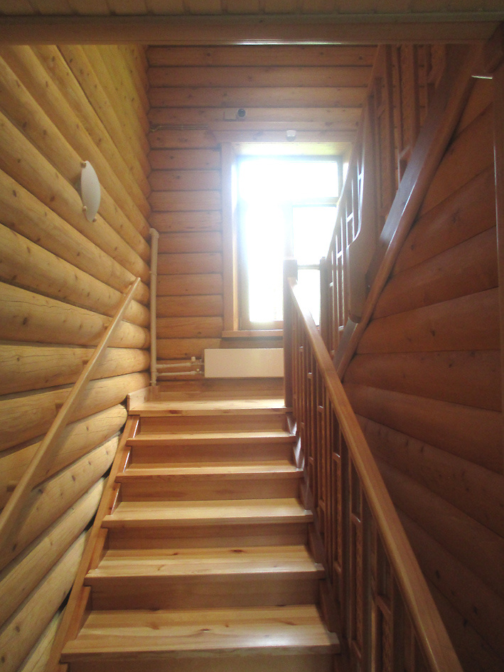 Лестница на второй этаж, где размещена выставка