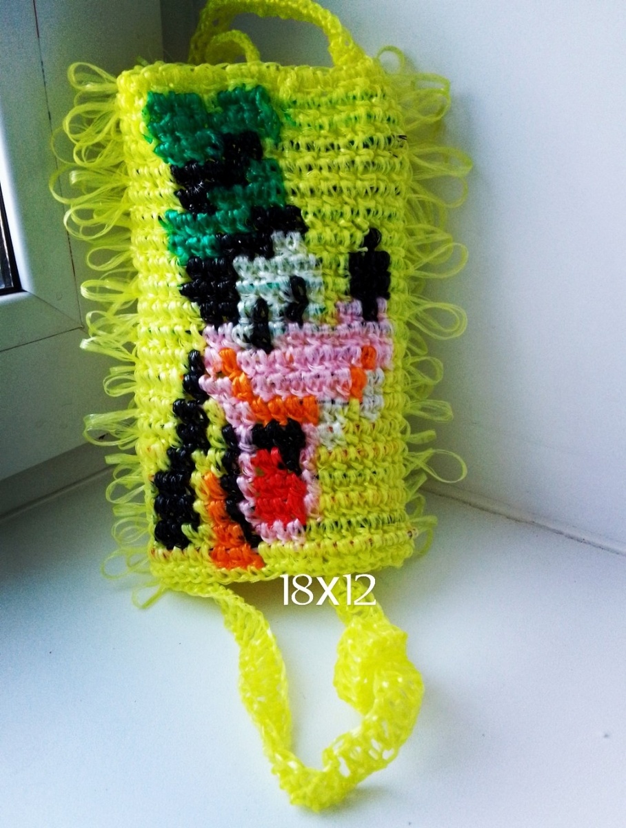 Понадобятся полипропиленовые нити соответственно рисунку,крючок номер 2-3, ножницы.