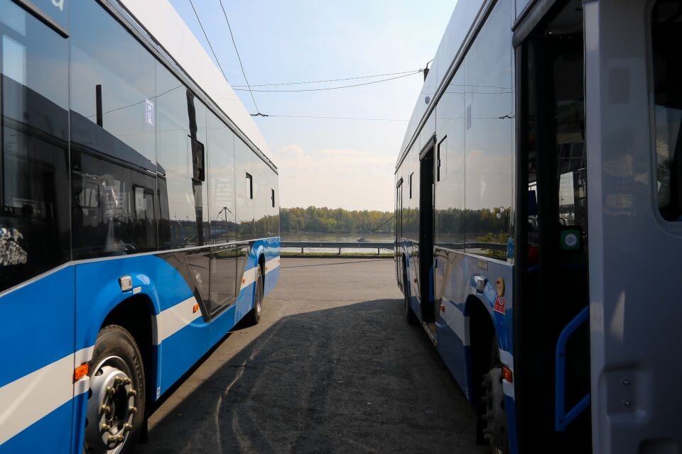    Новые троллейбусы на разворотном кольце на площади Баварина. Источник: Виталий Барабаш/"Толк"