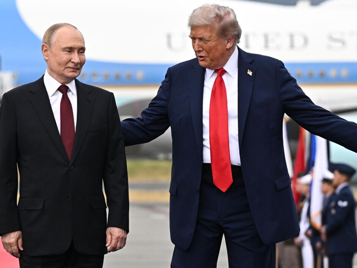    Президент РФ Владимир Путин и президент США Дональд Трамп во время встречи на военной базе Эльмендорф-Ричардсон на Аляске© РИА Новости . Сергей Бобылев