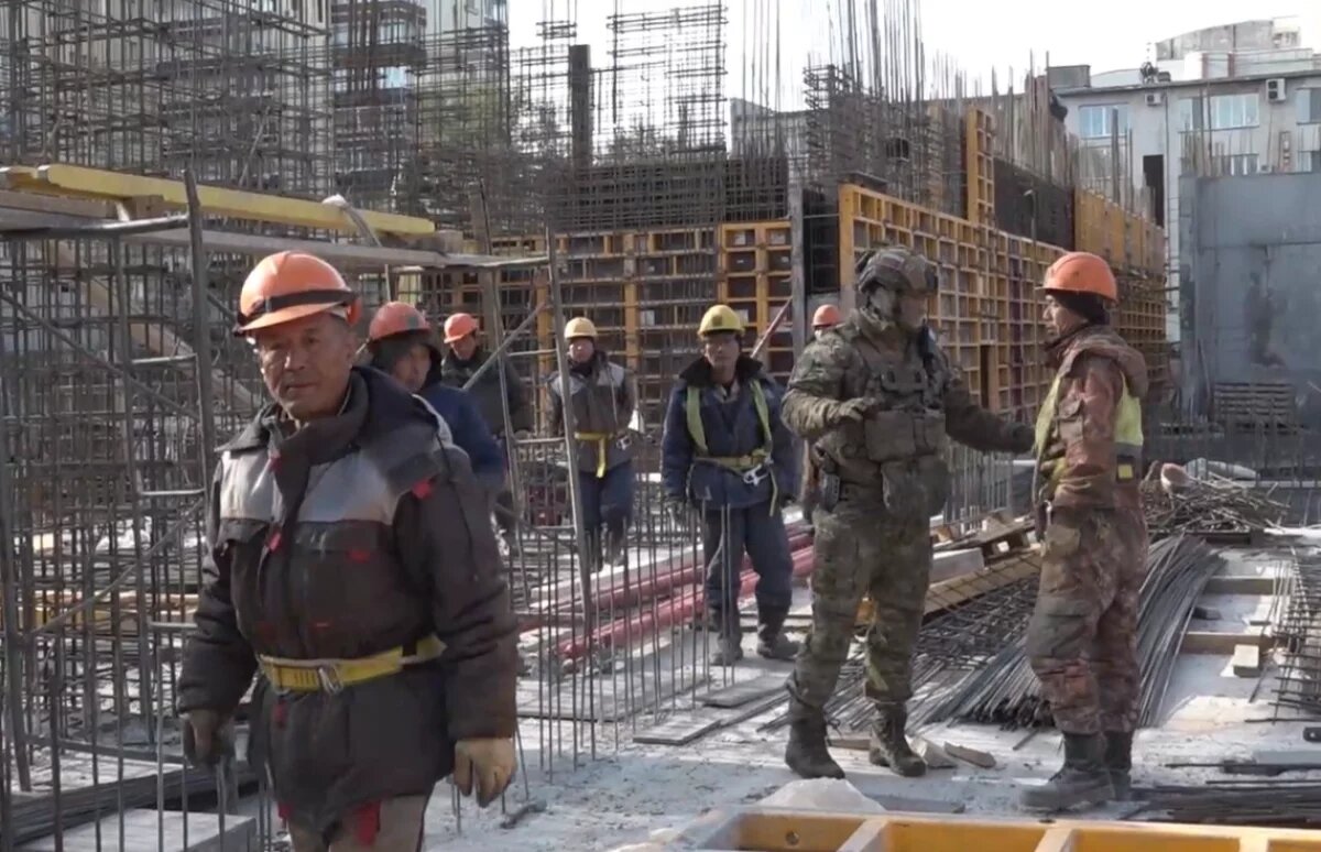   Мигрантов-уклонистов и нелегалов поймали в Хабаровске при рейде на стройке