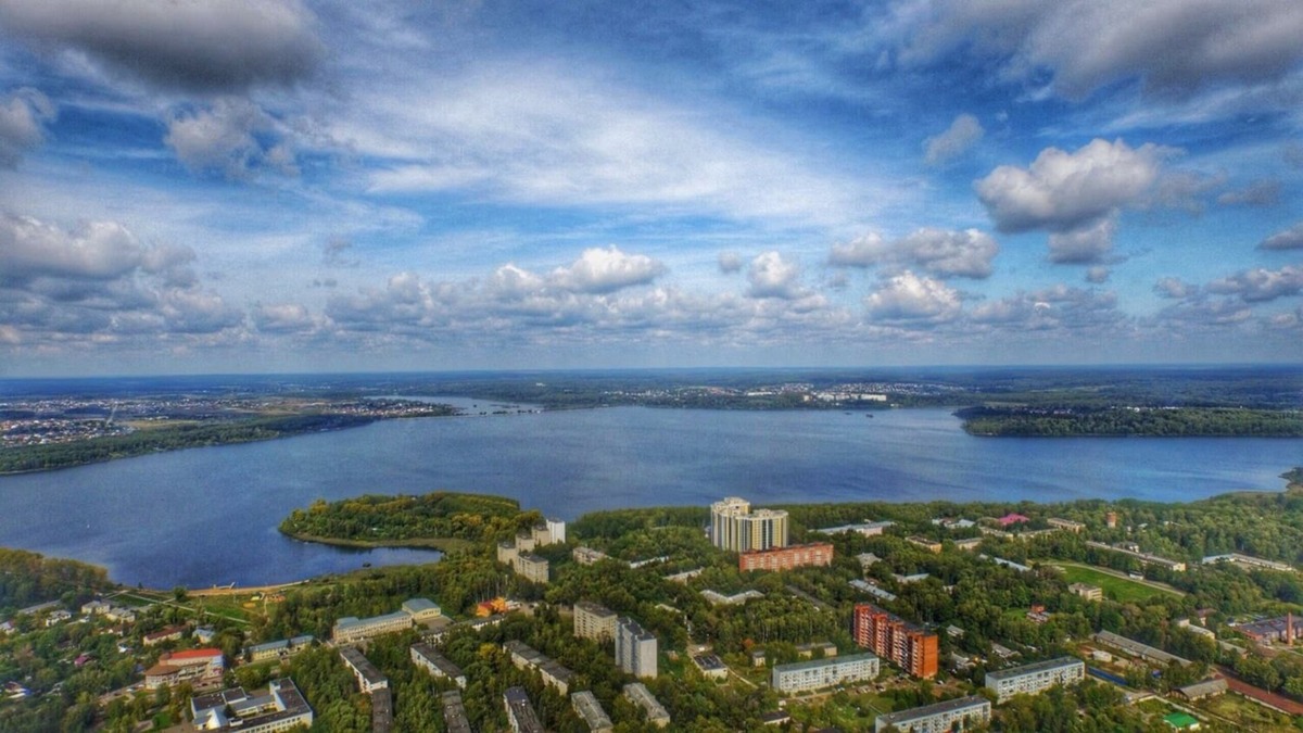 Панорама города с прекрасным озером Сенеж