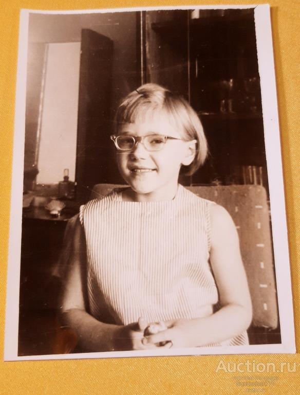 Это не я на фото. Это пример из интернета. Кстати, на фото очки вполне симпатичные. Или мне сейчас так кажется? Или они просто идут девочке? Мне не шли(