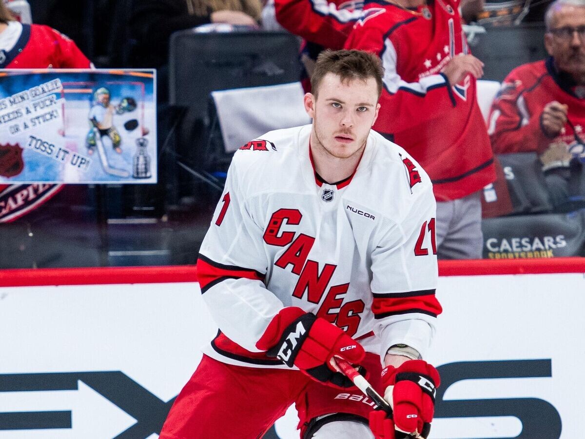    Хоккеист "Каролины Харрикейнз" Александр Никишин© Фото : x.com/nhl