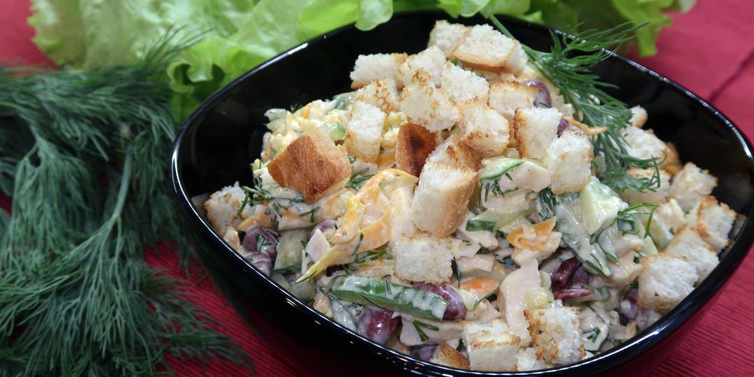 Сытный салат с курицей, фасолью и сухариками