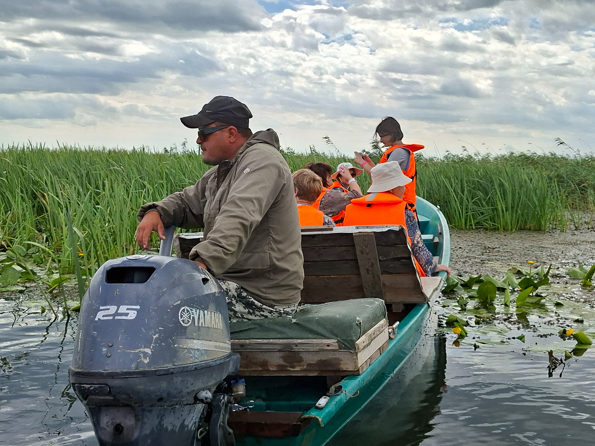 фото автора на лодке с егерем