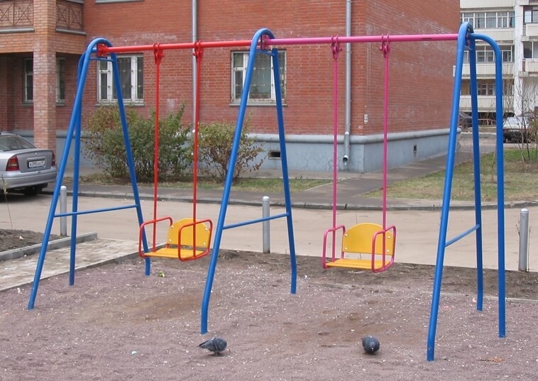 Детские качели во дворе.