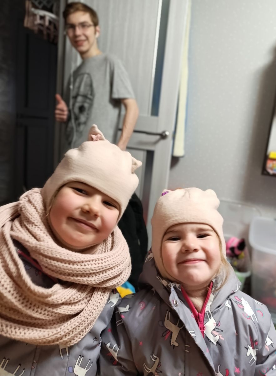 Кирилл привел сестер из садика 💞