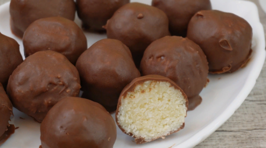 Вкуснейшие домашние конфеты из трех ингредиентов и в 5 раз дешевле «Раффаэлло». Приготовить быстрее, чем сходить в магазин.