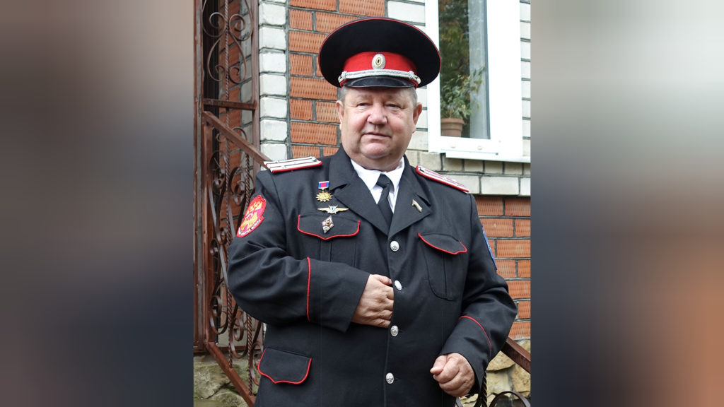    Фермер Павел Авдеев в форме казачьего войскогого старшины. Фото Архипа Ларченко и из личного архива П. Авдеева. Владимир Головенко