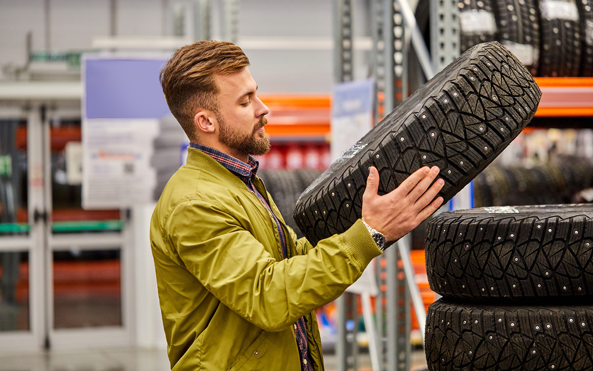 Shakirov Albert / Shutterstock / FOTODOM📷Шиповка требует особенно бережного обращения в начале эксплуатации. Это необходимо, чтобы шипы прочно закрепились в протекторе, и в дальнейшем покрышка не страдала резким «облысением»