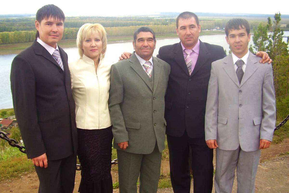 Династия Кинзябаевых – отец Сулейман Арсланович, ветеран ПАО АНК «Башнефть», с сыновьями и дочерью