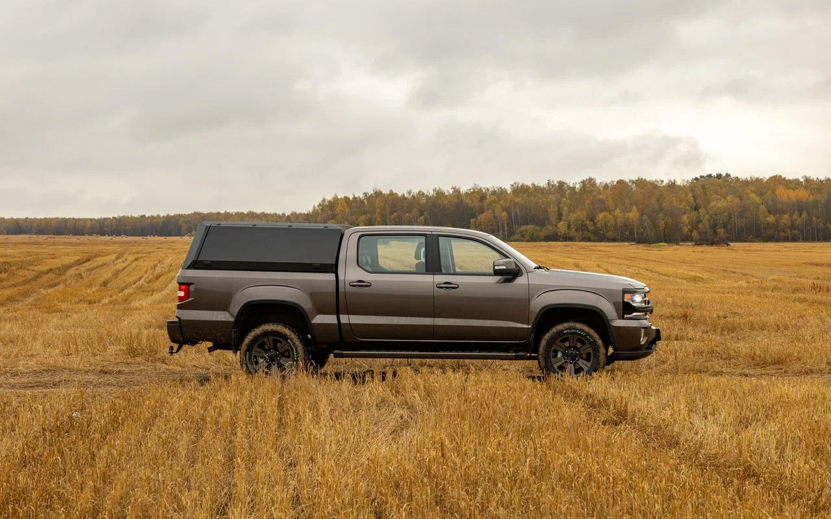 Денис Филатов📷Длина Huanghai N7 — под 6 метров, а ширина и высота — под 2. Он даже больше, чем Great Wall Poer King Kong. Такого исполина трудно не заметить