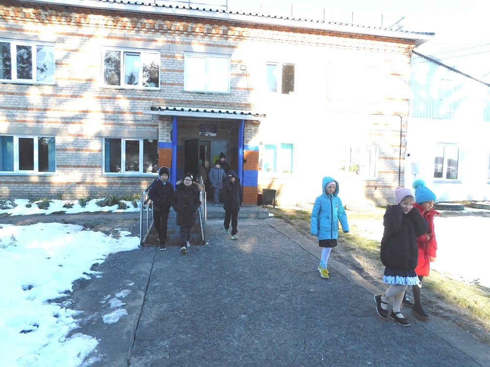    Эвакуация школьников. Фото Анны Зубаревой