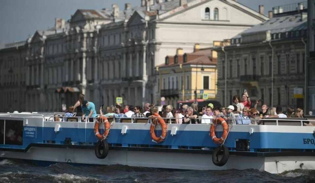     Туристы на судне. Источник: spb.kp.ru Автор фото: Алексей Булатов