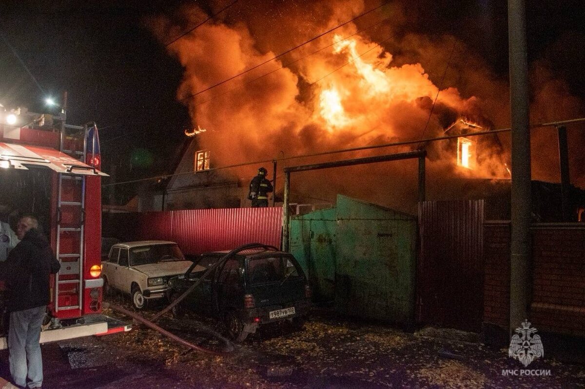    Семь машин и жилой дом сгорели при пожаре в Башкортостане