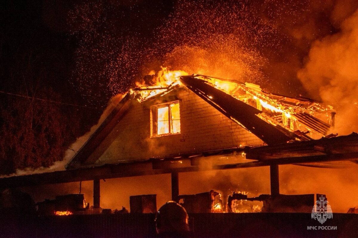    Семь машин и жилой дом сгорели при пожаре в Башкортостане